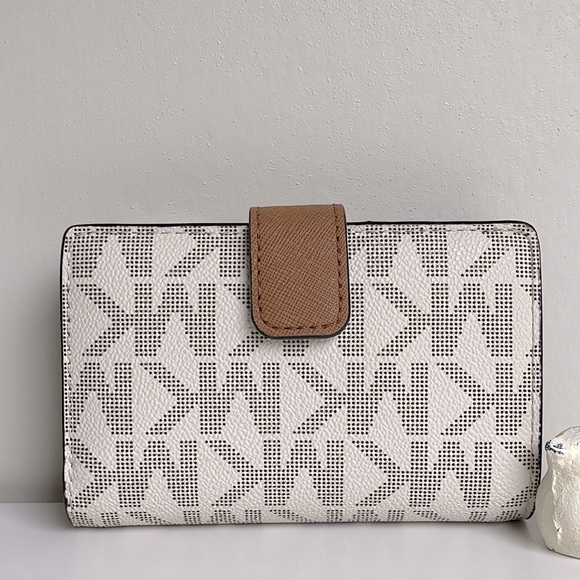 Micheal Kors Jet Set Wallet - Picture 2 of 16